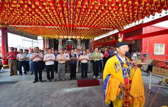 法師帶領主委及全體委員-在廟前舉行祭天台儀式